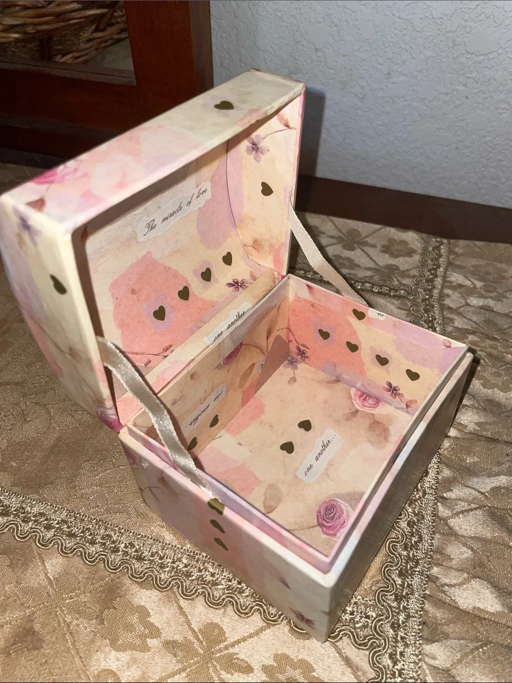 Vintage Tri-Coastal Designs, Inc.  botanical+ hearts Dome Keepsakes box. 5x4”